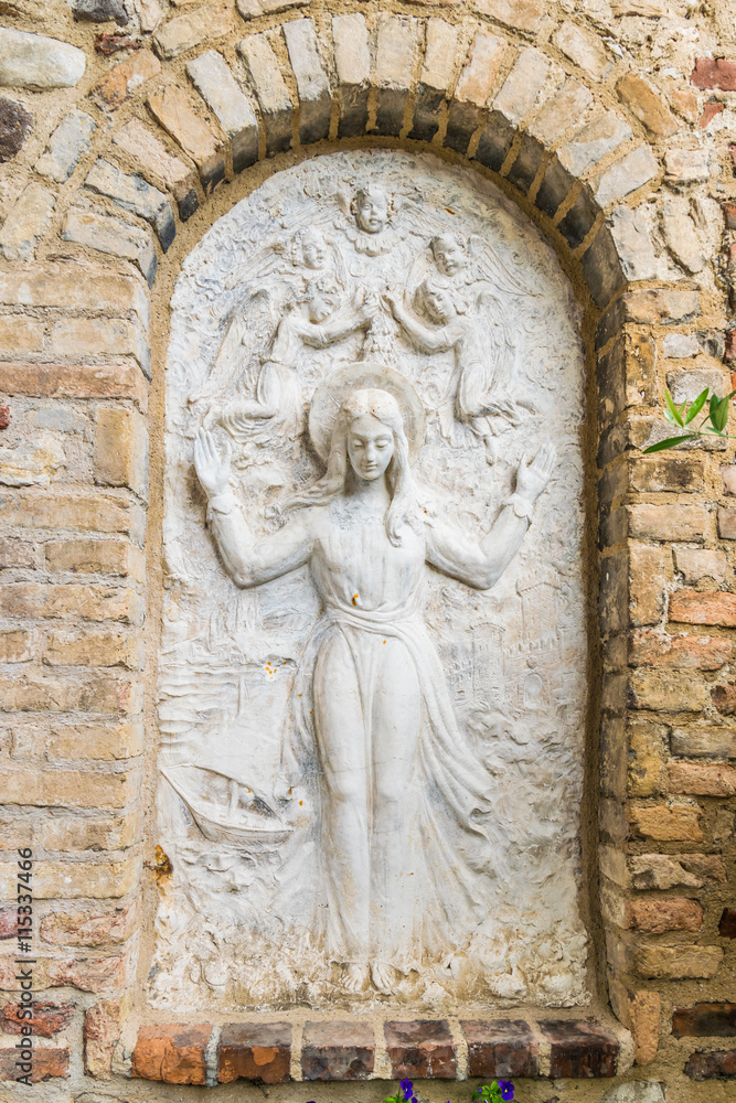 Bas relief representing the Virgin Mary surrounded by angels.