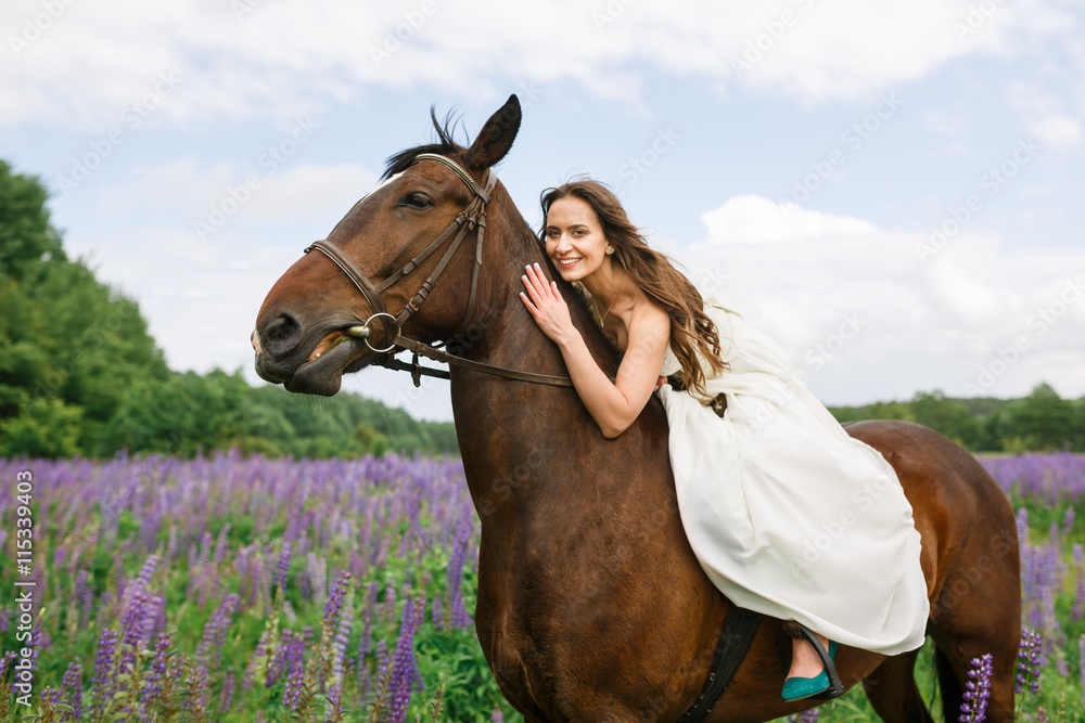 Obraz premium Riding the bride on the field