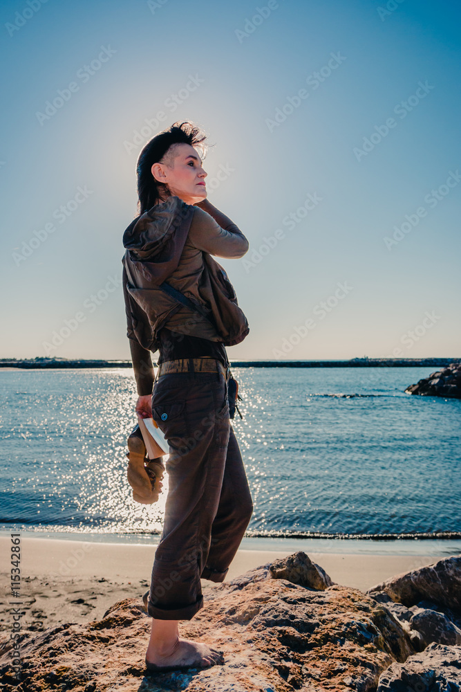 Femme en contre jour au soleil levant, sur la plage des Saintes-Maries-de-la-Mer