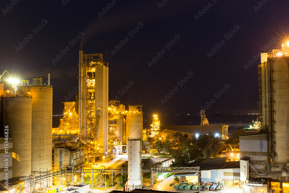 Fototapeta premium Cement factory at night