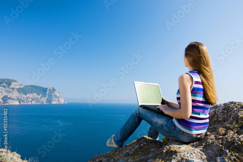 woman with laptop and sea