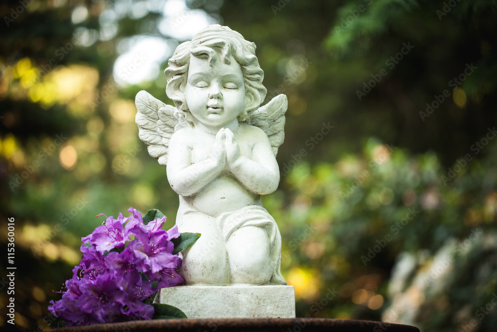 Sicherheit durch den Schutzengel StockFoto Adobe Stock