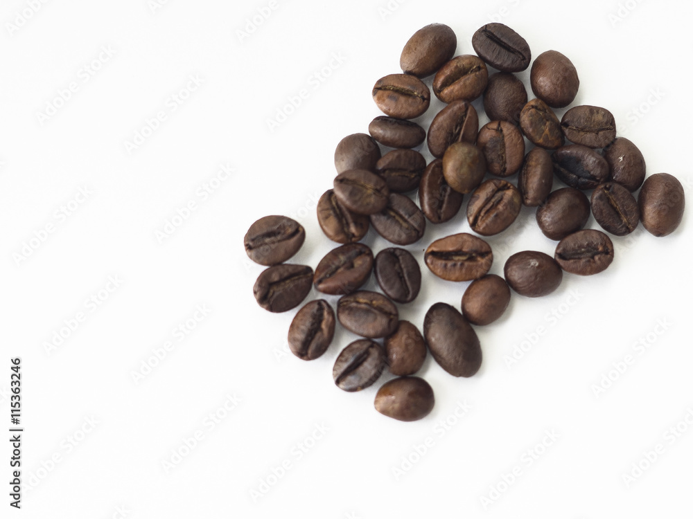 Obraz premium coffee beans on white isolated background