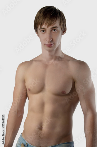 Молодой человек с голым торсом