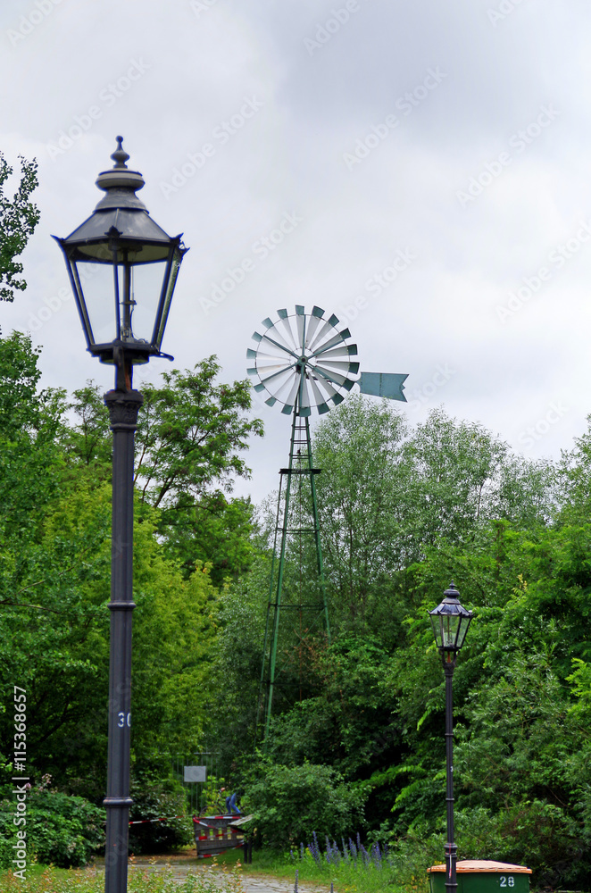 Windmühle und Laterne 