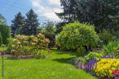 bunte Gartenanlage im Sommer