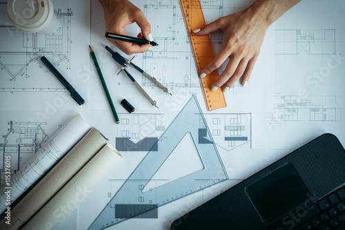 Fotografia Architect drawing blueprints using technical pen