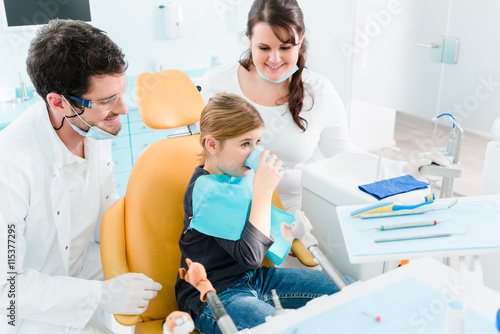 Zahnarzt behandelt Kind in seiner Praxis