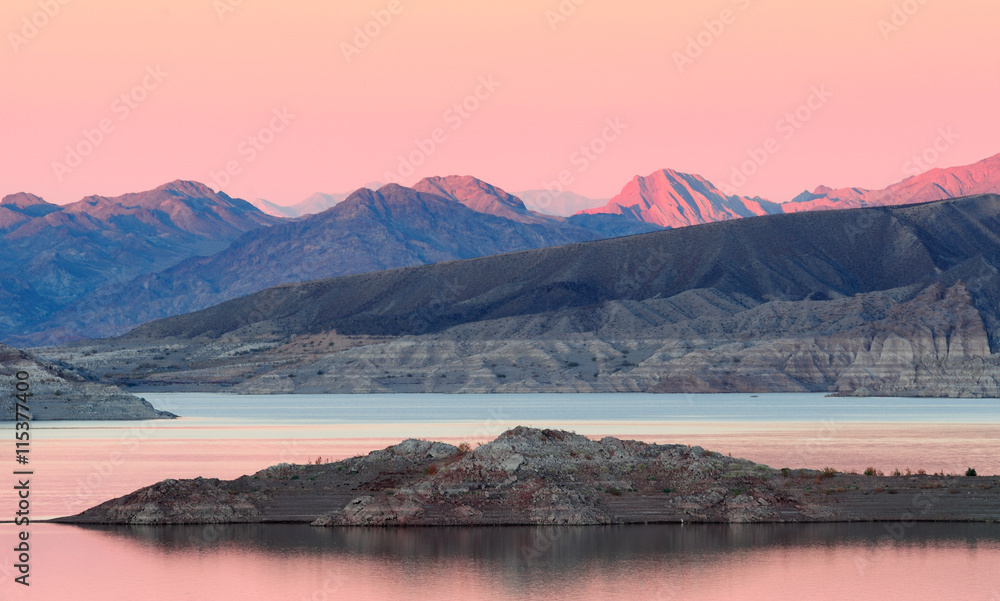 Fototapeta premium Twiight at Lake Mead at the Lake Mead National Recreational Area near Boulder City, Nevada