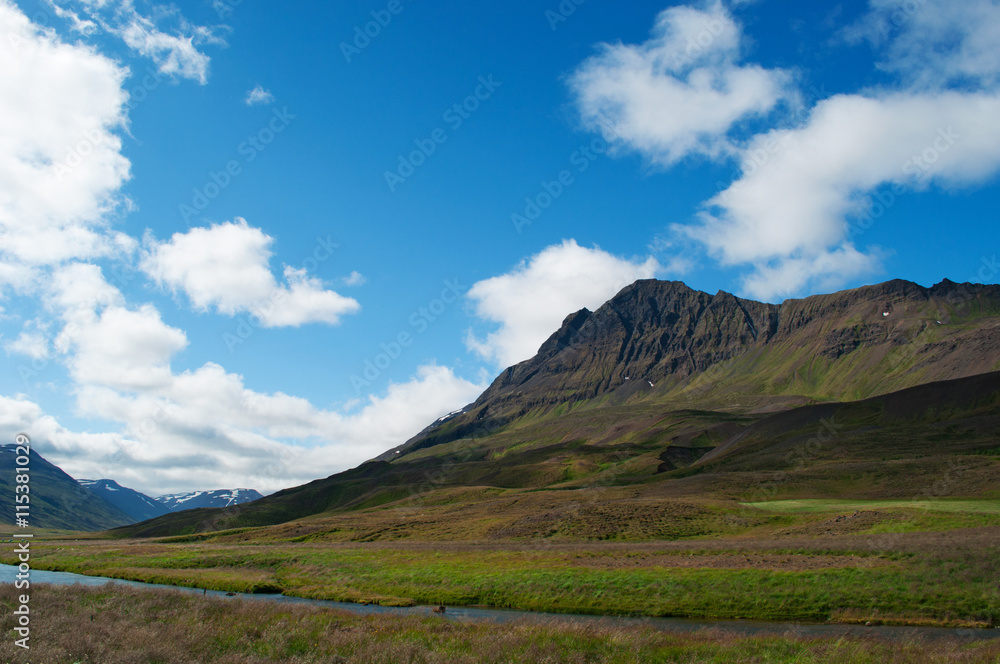 Islanda: il paesaggio islandese con nuvole e montagne il 20 agosto 2012. Il paesaggio islandese è considerato in tutto il mondo unico e diverso da qualsiasi altro sul pianeta