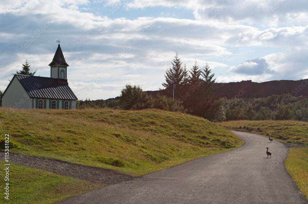 Islanda: un sentiero e la chiesa di Thingvellir, costruita nel 1859, il 29 agosto 2012. Thingvellir è parco nazionale e un luogo storico: qui nel 930 AC si è riunito il primo Parlamento al mondo Islanda: un sentiero e la chiesa di Thingvellir, costruita nel 1859, il 29 agosto 2012. Thingvellir è parco nazionale e un luogo storico: qui nel 930 AC si è riunito il primo Parlamento al mondo