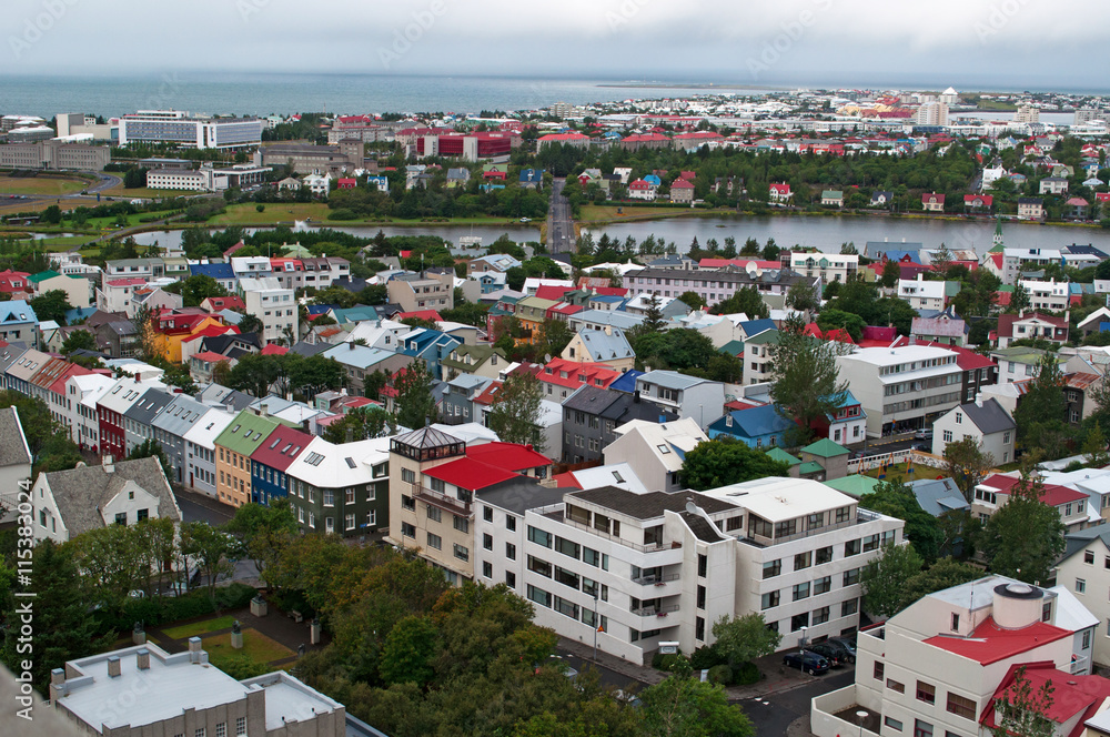 Obraz premium Reykjavik: vista della città il 9 agosto 2012 Reykjavik è la capitale dell'Islanda, la capitale di uno Stato sovrano più a nord del mondo 