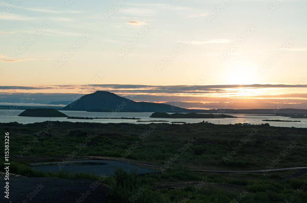Islanda: vista del lago Myvatn al tramonto il 22 agosto 2012. Myvatn è il quarto lago naturale in ordine di grandezza dell'Islanda