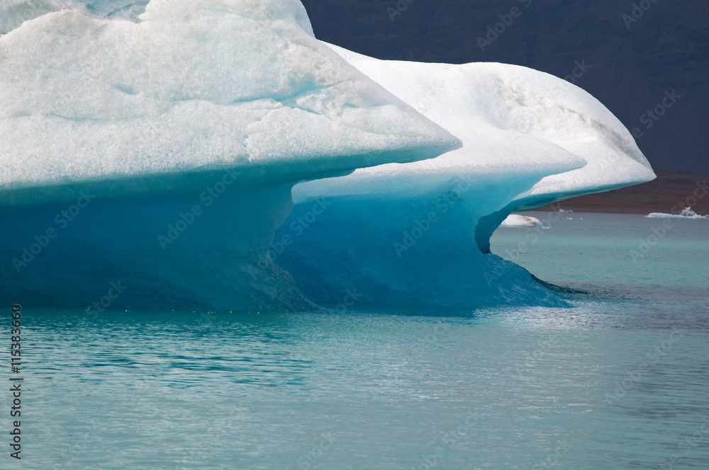 Fototapeta premium Islanda: iceberg nella laguna ghiacciata del Jokulsarlon il 19 agosto 2012. Jokulsarlon è un lago glaciale nel parco nazionale Vatnajokull 