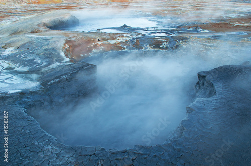 Islanda: una pozza di zolfo nelle sorgenti termali e solforiche di Hverir, nella regione di Myvatn, il 28 agosto 2012