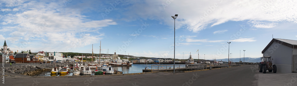 Islanda: panoramica del porto della città di Husavik nell'estremo nord dell'isola, il 25 agosto 2012