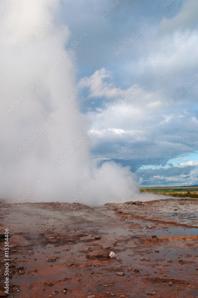 Islanda: il vapore prima dell'eruzione del grande Geysir il 16 agosto 2012. Geysir è un geyser situato nella valle di Haukadalur: è ritenuto il più antico geyser conosciuto