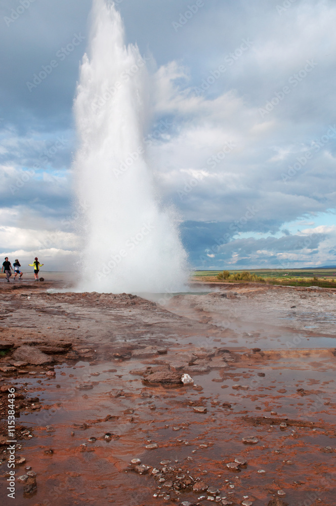 Islanda: l'eruzione del grande Geysir il 16 agosto 2012. Geysir è un geyser situato nella valle di Haukadalur: è ritenuto il più antico geyser conosciuto