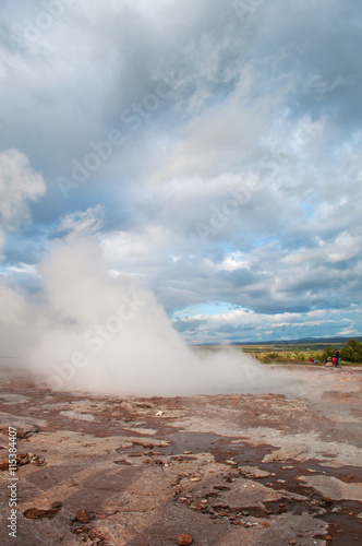 Islanda: il vapore prima dell'eruzione del grande Geysir il 16 agosto 2012. Geysir è un geyser situato nella valle di Haukadalur: è ritenuto il più antico geyser conosciuto