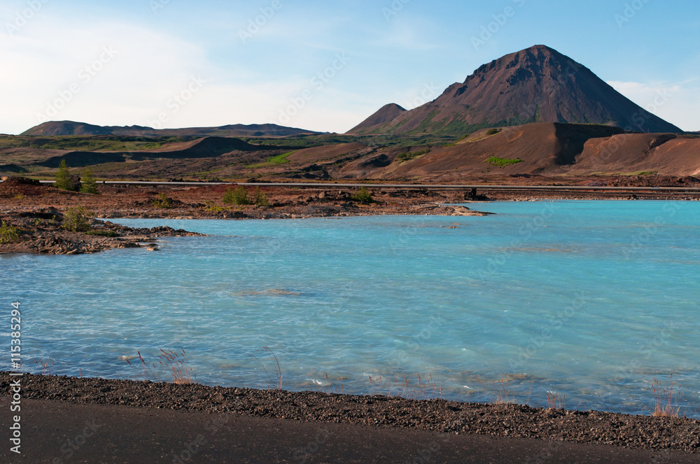 Islanda: vista della laguna azzurra della stazione geotermale di Bjarnarflag nell'area del lago Myvatn il 28 agosto 2012