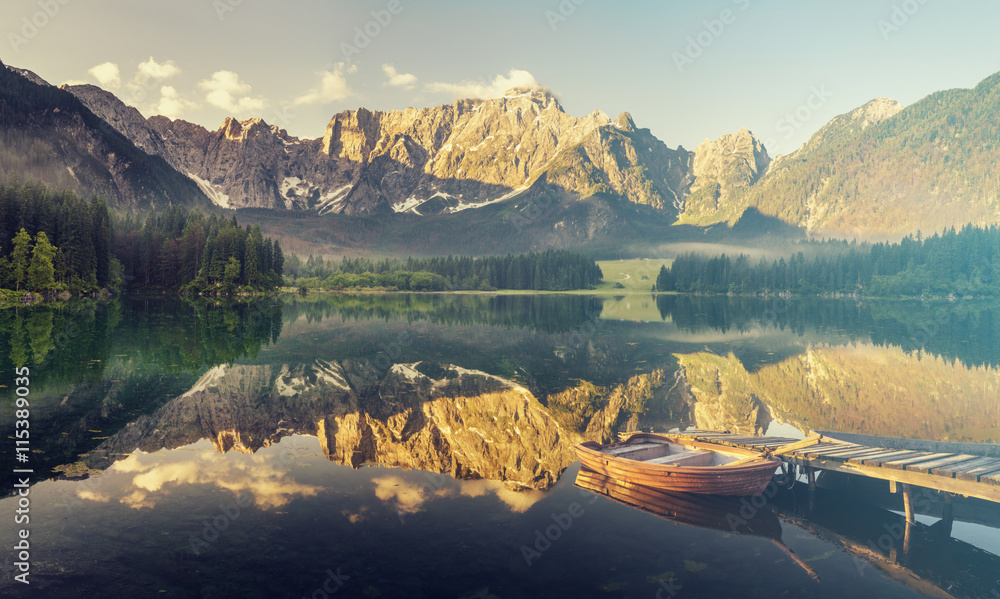 łódki zacumowane przy drewnianym pomoście nad pięknym,górskim jeziorem,kolorystyka retro - obrazy, fototapety, plakaty 