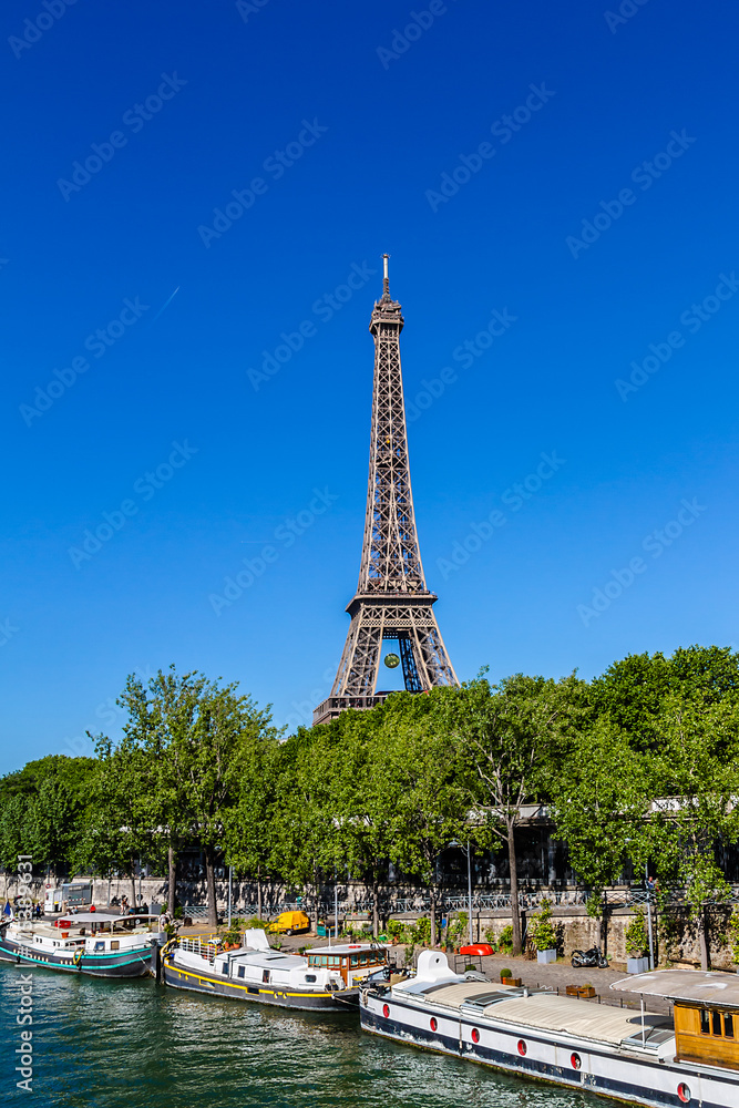 Naklejka premium Tour Eiffel (Eiffel Tower), Champ de Mars in Paris,