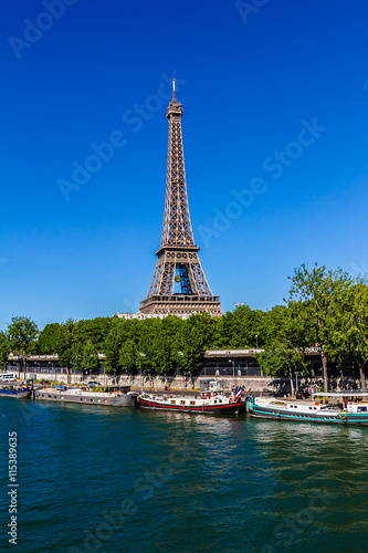 Tour Eiffel (Eiffel Tower), Champ de Mars in Paris,  © dbrnjhrj
