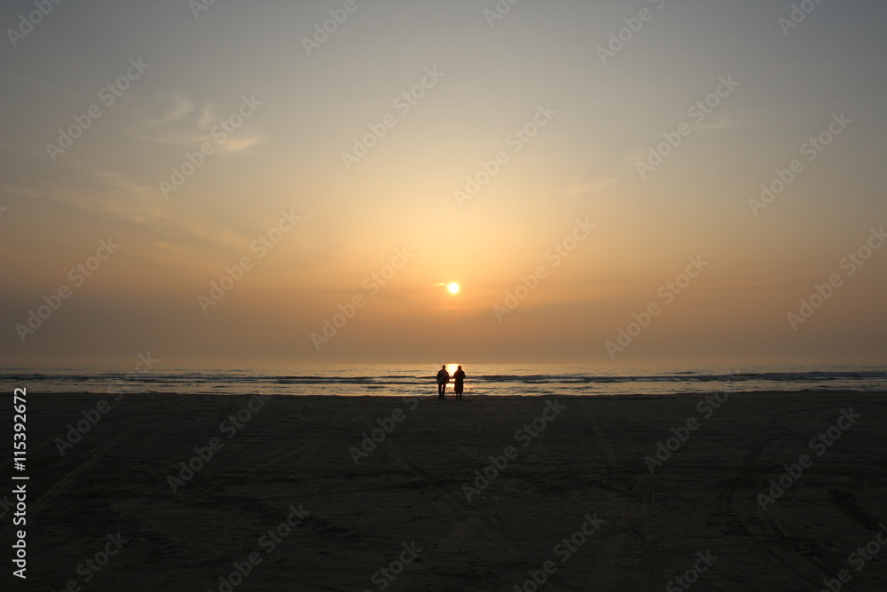 Sonnenuntergang am Strand mit Personen