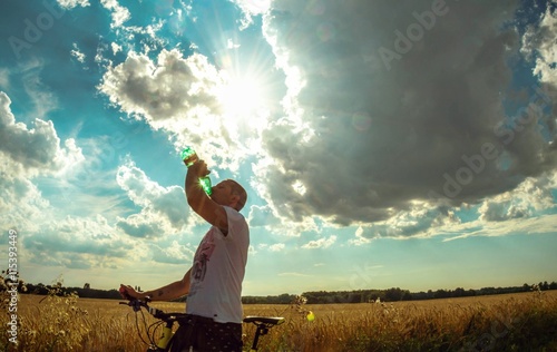 Wasser trinken gegen die Hitze beim Sport