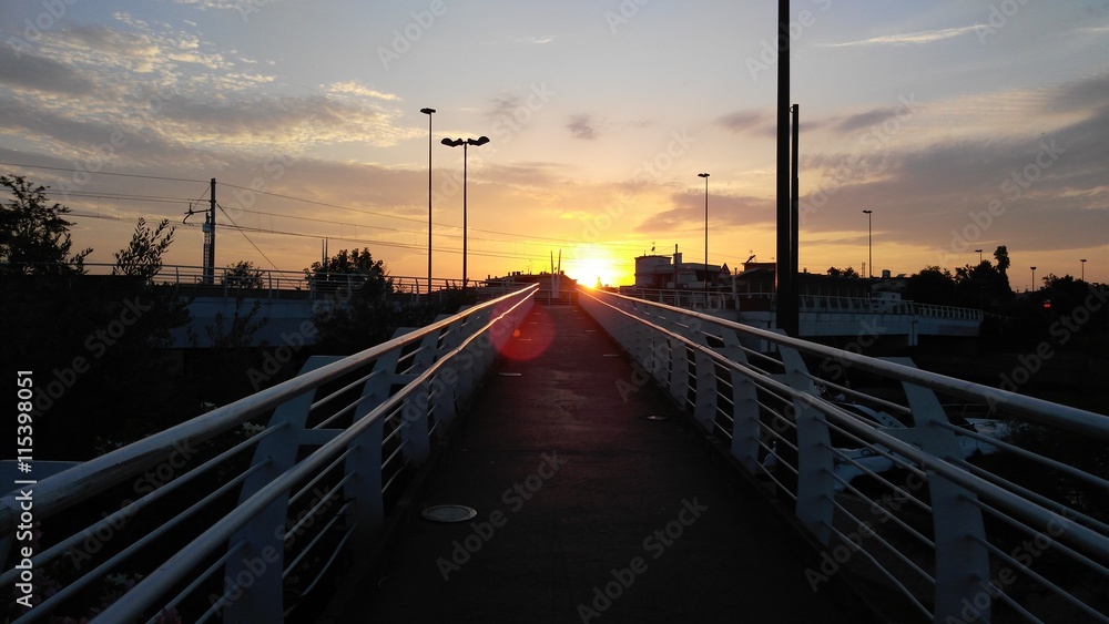 Strada illuminata tramonto