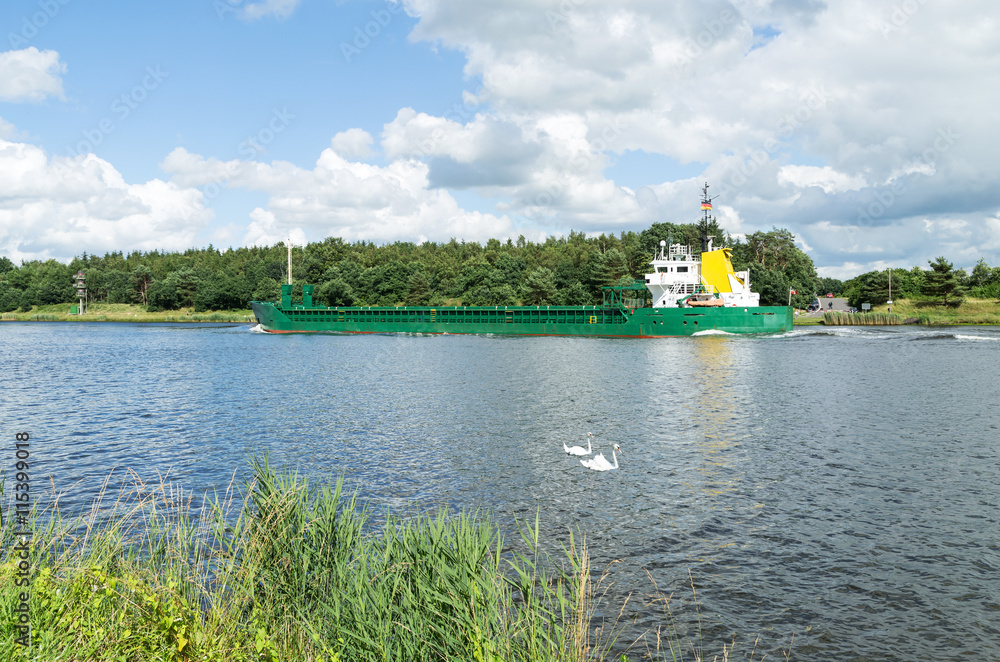 Frachter auf dem Nord-Ostsee-Kanal in Norddeutschland