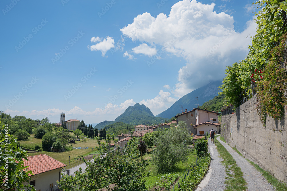 Wanderweg zur Ortschaft Sasso, Oberitalien