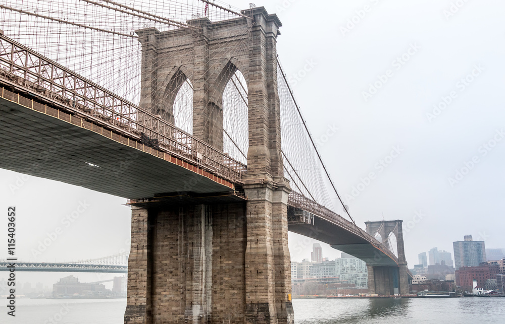 Obraz premium Brooklyn Bridge with Fog in the background over Manhattan City