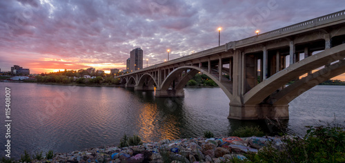 Foto Saskatoon skyline at night along the Saskatchewan River.
