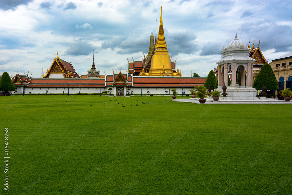Naklejka premium Grand Palace gold Buddhist stupa and beautiful landscaping in Bangkok, Thailand