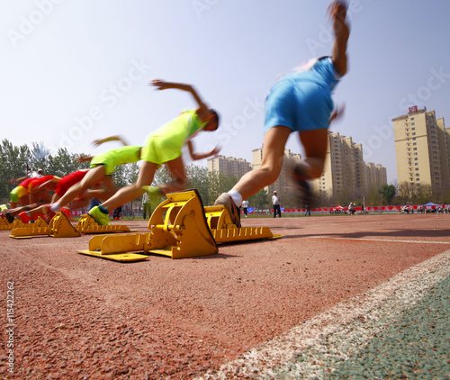 The sports meeting, the athletes began to sprint race