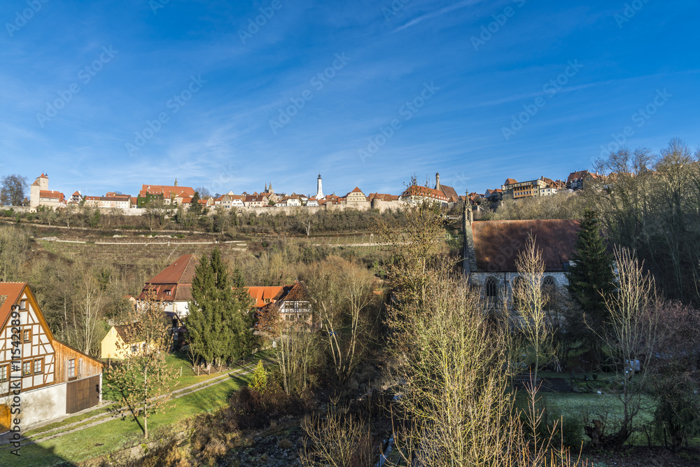 Blick auf die Skyline von Rothenburg ob der Tauber, altes Fachwerkhaus (links) und die Kirche Unserer Lieben Frau zu Kobolzell (rechts)