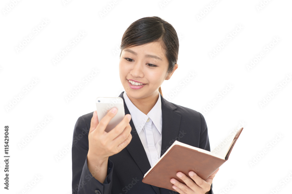 スマートフォンを持つ笑顔の女性 スマートフォンを持つ笑顔の女性