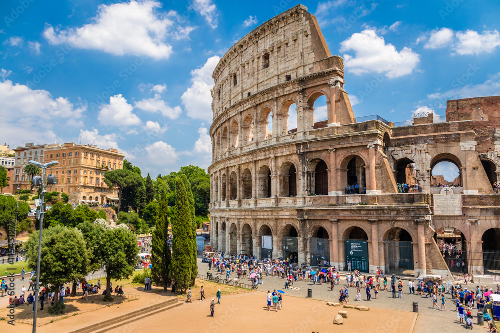 Obraz premium Koloseum z jasnego nieba i chmur, Rzym, Włochy