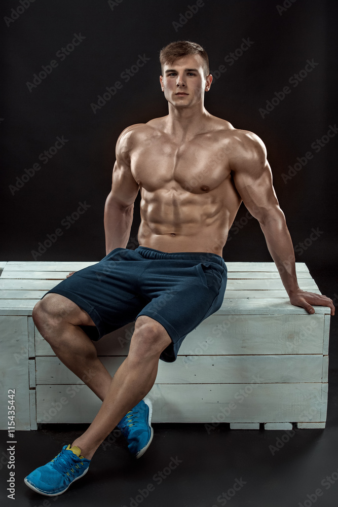 Obraz premium Young Muscular man