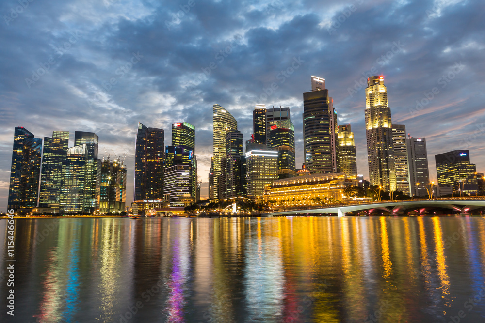 Fototapeta premium Wysoki budynek i odbicie wody o zmierzchu.