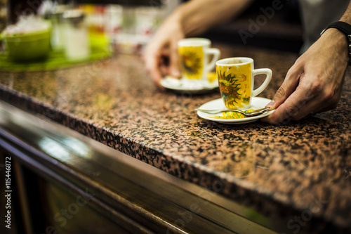 barista serve due tazze di caffè al bar © pixelaway