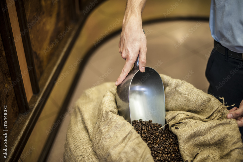 Fototapeta premium chicchi di caffè in un sacco