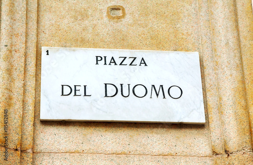 Obraz na płótnie Piazza Duomo sign in Milan w salonie