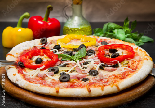 pizza con peperoni e olive nere