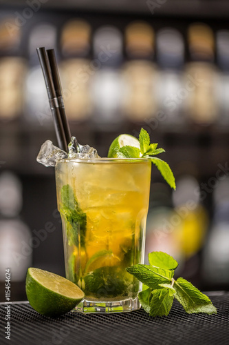Tableau sur toile Mint julep cocktail