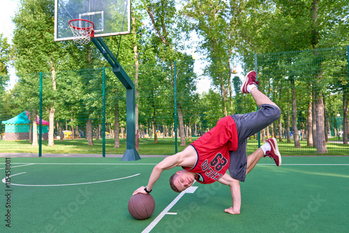 Εκτύπωση καμβά B-boy doing stunt trick on basketball field with ball