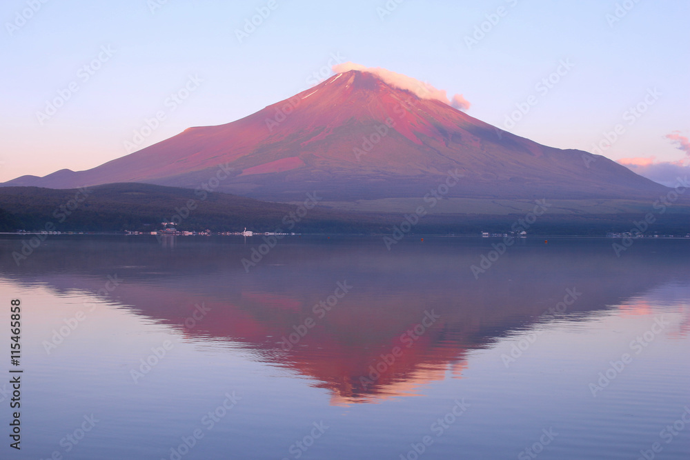 赤富士と山中湖