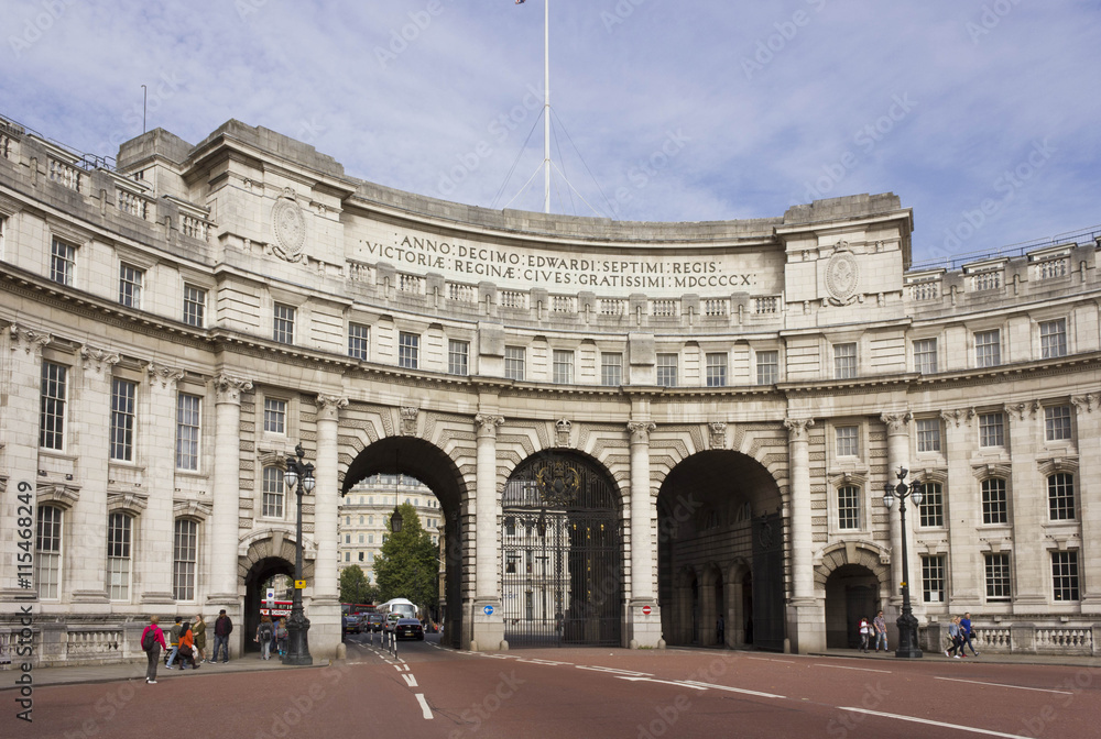 Obraz premium LONDON, UNITED KINGDOM - SEPTEMBER 11 2015: View from the street of the Admiral Arch building in London