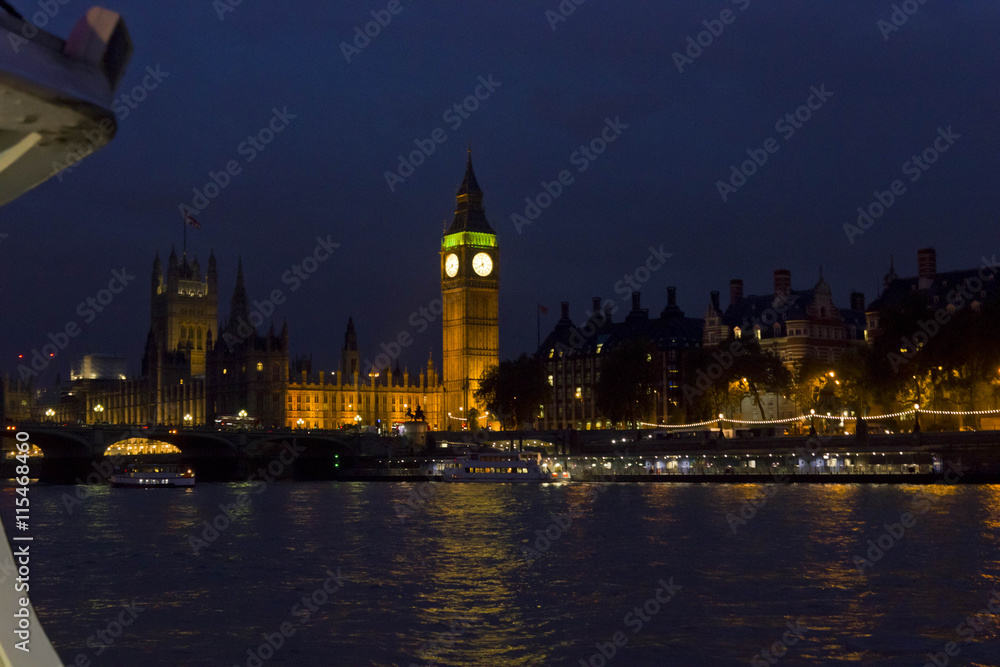 Fototapeta premium LONDON, UNITED KINGDOM - SEPTEMBER 11 2015: London By night. View of the Big Ben from the Thames river